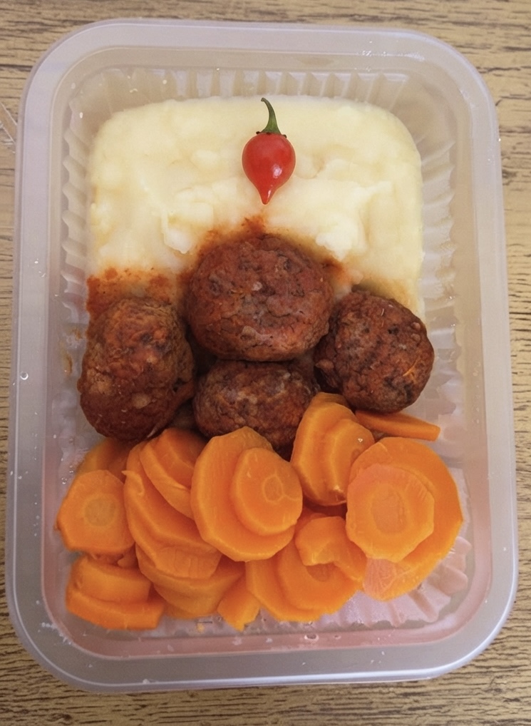 Produto Purê de batata inglesa com almôndegas e cenoura