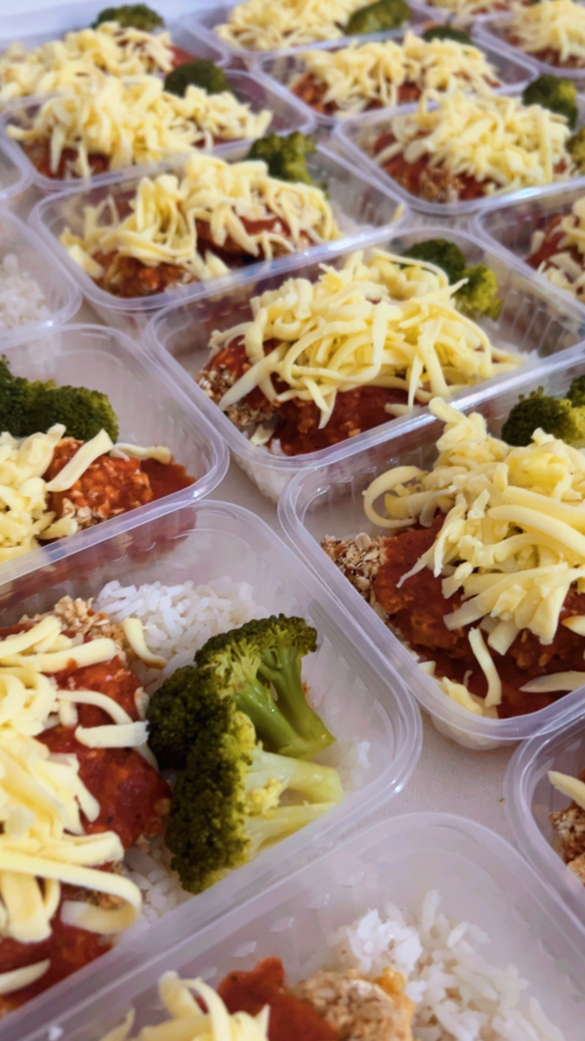 Produto Aparmegiana de frango com arroz branco e brocólis